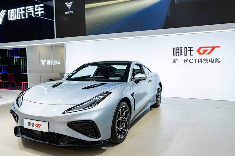 佛山71哪吒汽车在智能汽车领域的表现，领途汽车在新能源汽车市场中的影响力